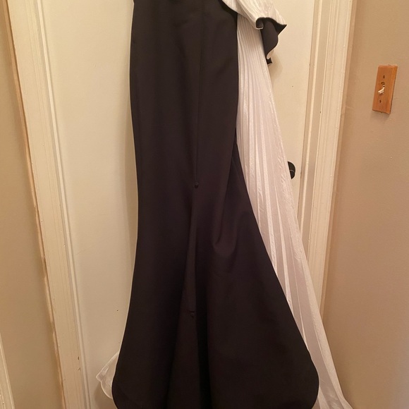 Pre Owned Fouad Sarkis 2796
Size: 8
Color : Black and white - Picture 5 of 6